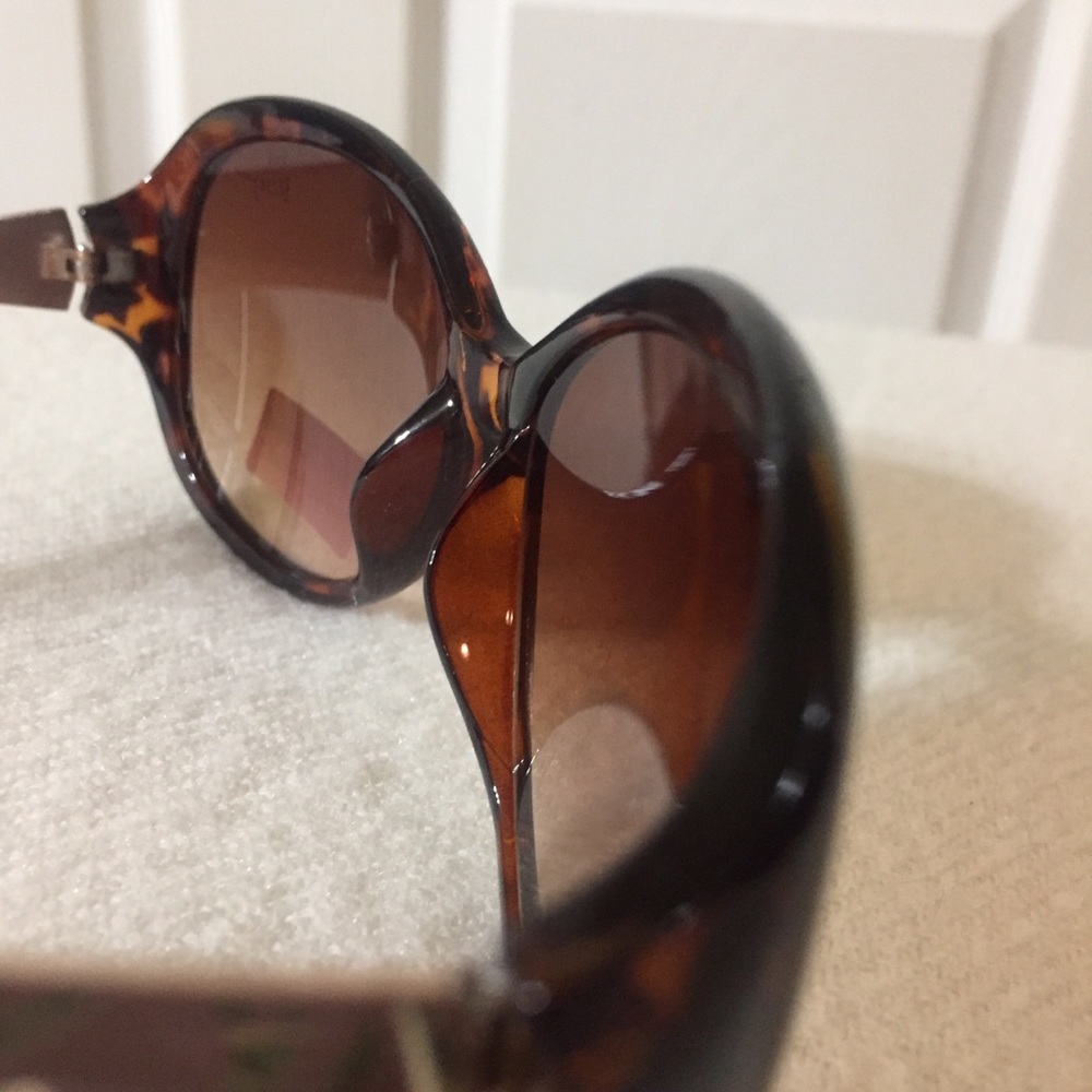 Betsey Johnson sunglasses - Picture 6 of 8